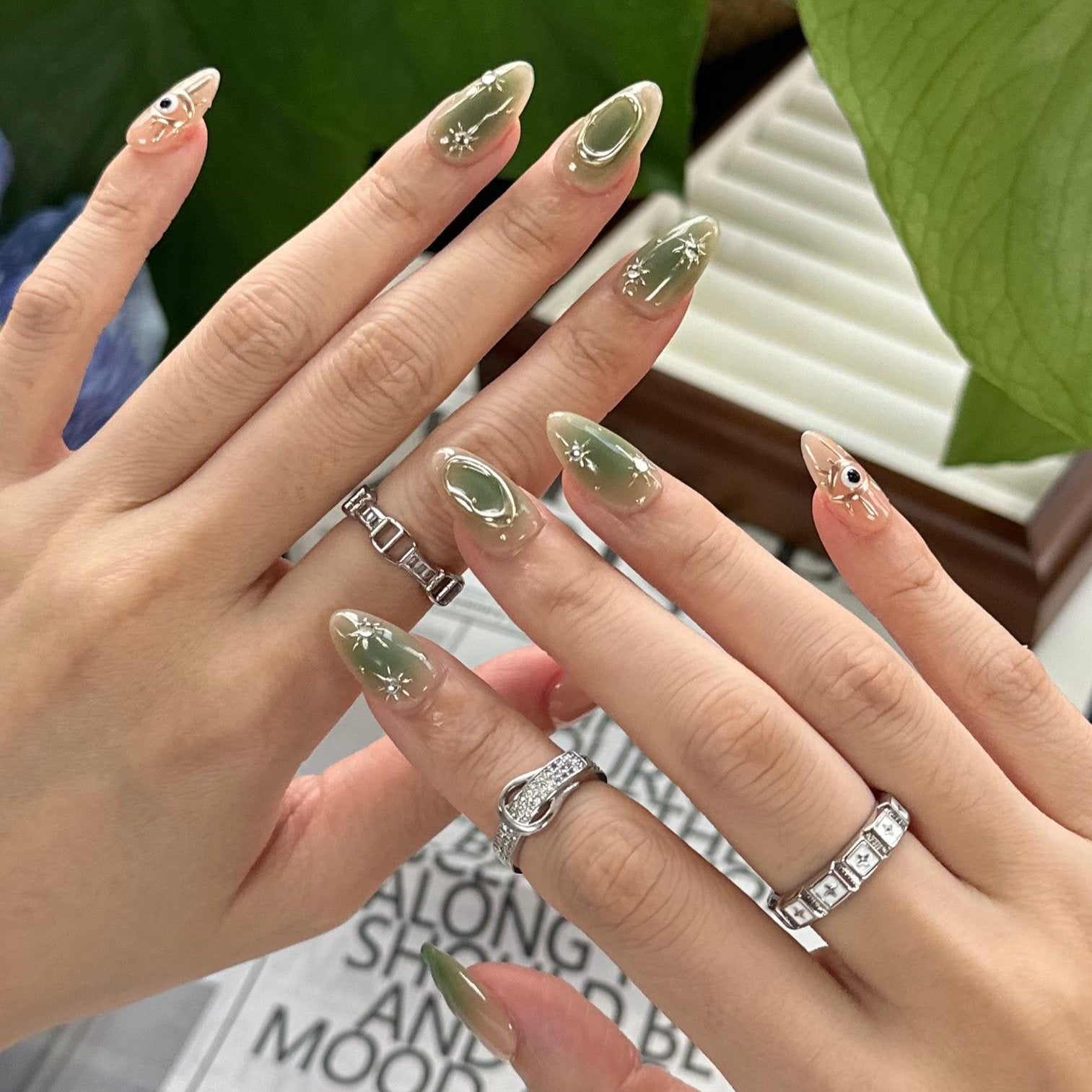 Emerald Treasure | Short Almond